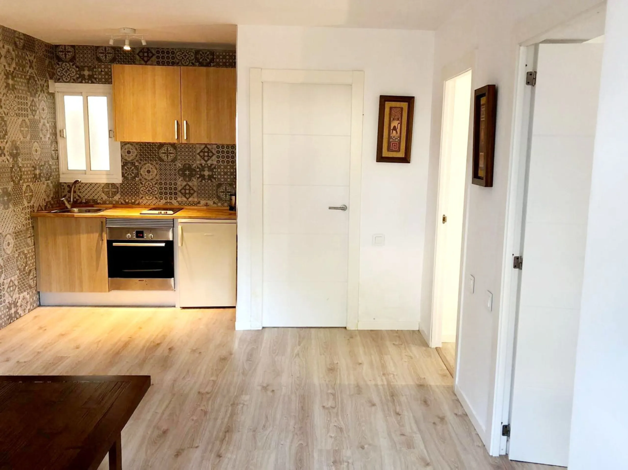 Cozy and bright renovated corner apartment with 2 bedrooms in Benamara, Estepona, just 200 meters from the beach. The property offers an open-plan kitchen, two bedrooms, a bathroom and a comfortable terrace. The gated community features a beautiful swimmi