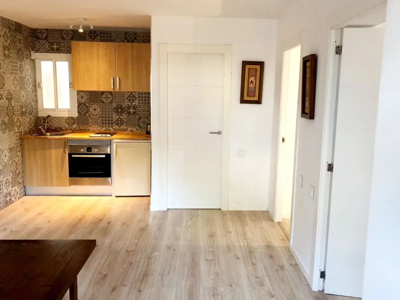 Cozy and bright renovated corner apartment with 2 bedrooms in Benamara, Estepona, just 200 meters from the beach. The property offers an open-plan kitchen, two bedrooms, a bathroom and a comfortable terrace. The gated community features a beautiful swimmi