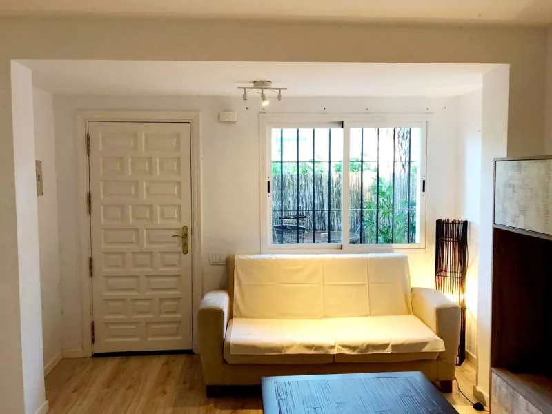 Cozy and bright renovated corner apartment with 2 bedrooms in Benamara, Estepona, just 200 meters from the beach. The property offers an open-plan kitchen, two bedrooms, a bathroom and a comfortable terrace. The gated community features a beautiful swimmi