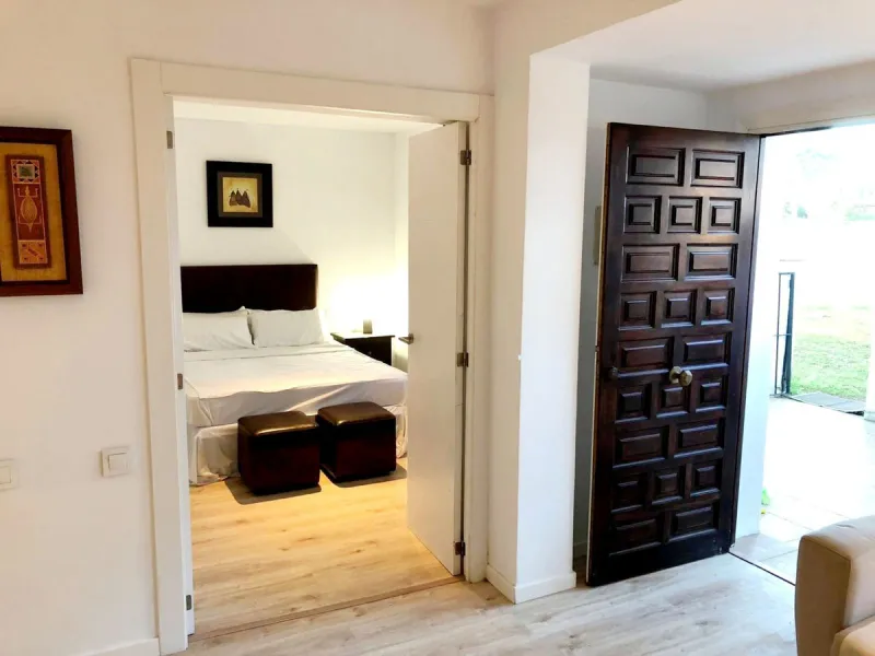 Cozy and bright renovated corner apartment with 2 bedrooms in Benamara, Estepona, just 200 meters from the beach. The property offers an open-plan kitchen, two bedrooms, a bathroom and a comfortable terrace. The gated community features a beautiful swimmi