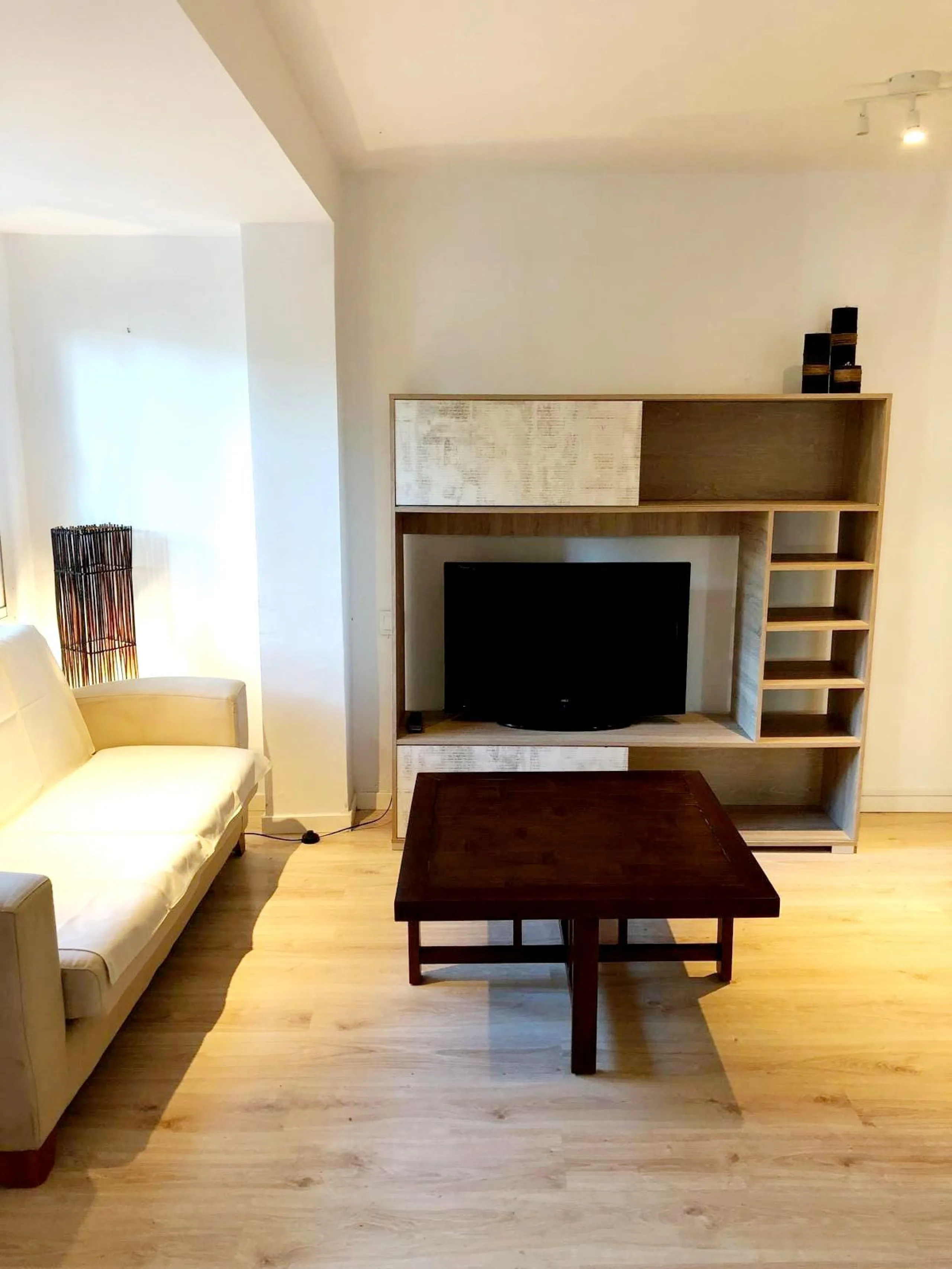 Cozy and bright renovated corner apartment with 2 bedrooms in Benamara, Estepona, just 200 meters from the beach. The property offers an open-plan kitchen, two bedrooms, a bathroom and a comfortable terrace. The gated community features a beautiful swimmi