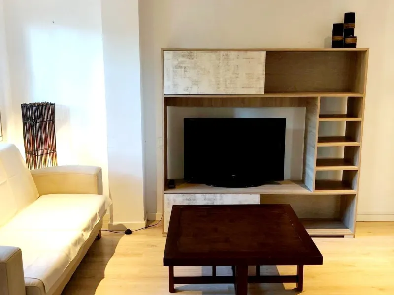 Cozy and bright renovated corner apartment with 2 bedrooms in Benamara, Estepona, just 200 meters from the beach. The property offers an open-plan kitchen, two bedrooms, a bathroom and a comfortable terrace. The gated community features a beautiful swimmi
