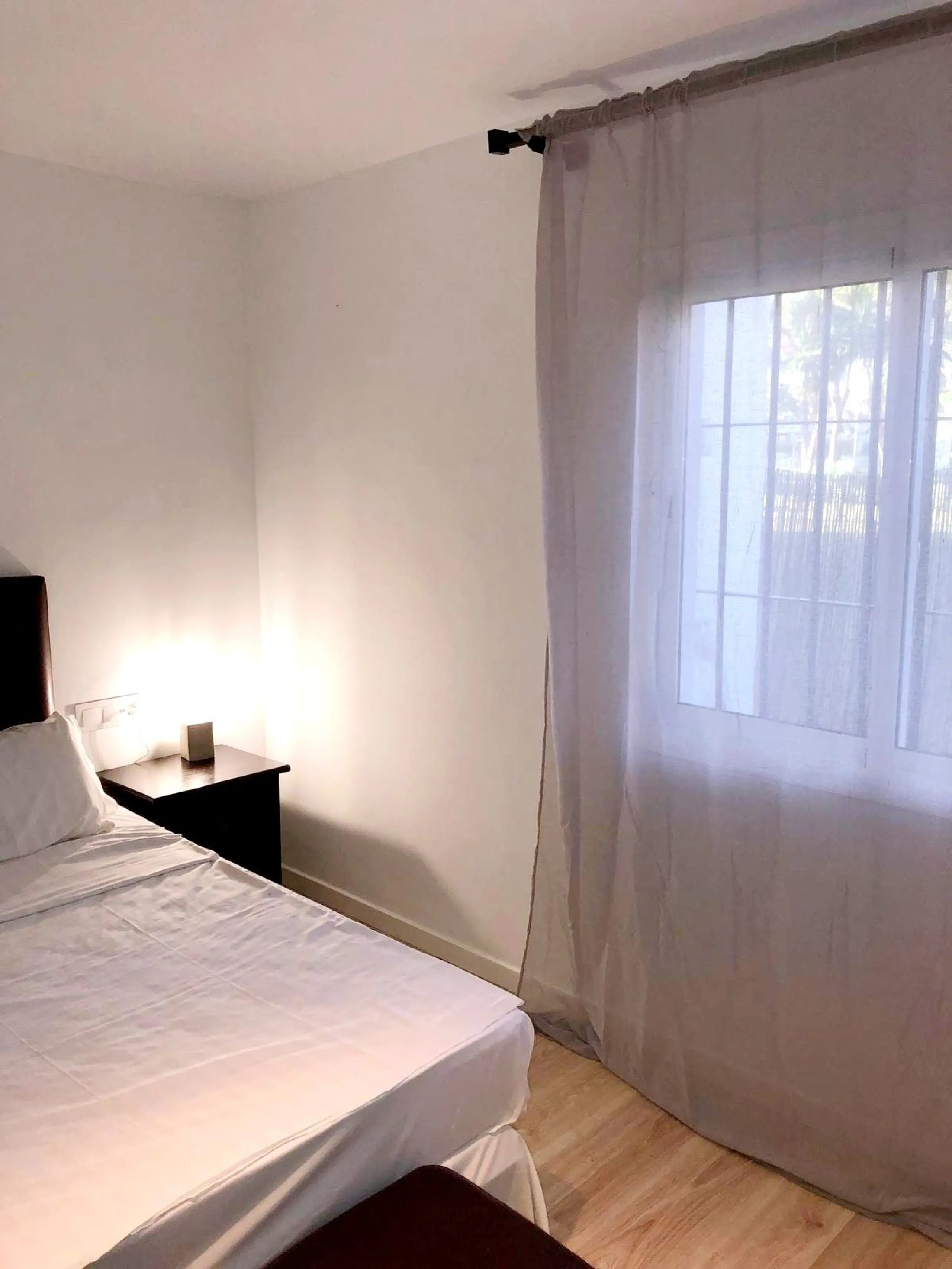 Cozy and bright renovated corner apartment with 2 bedrooms in Benamara, Estepona, just 200 meters from the beach. The property offers an open-plan kitchen, two bedrooms, a bathroom and a comfortable terrace. The gated community features a beautiful swimmi