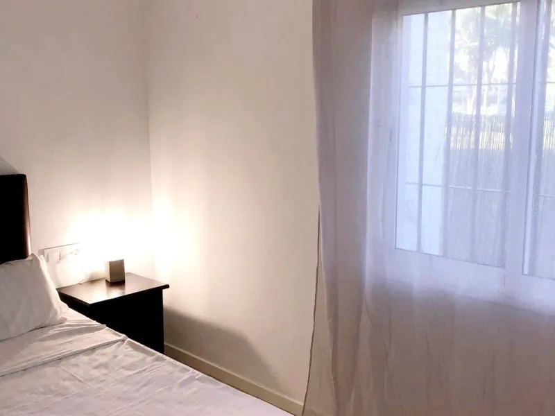 Cozy and bright renovated corner apartment with 2 bedrooms in Benamara, Estepona, just 200 meters from the beach. The property offers an open-plan kitchen, two bedrooms, a bathroom and a comfortable terrace. The gated community features a beautiful swimmi