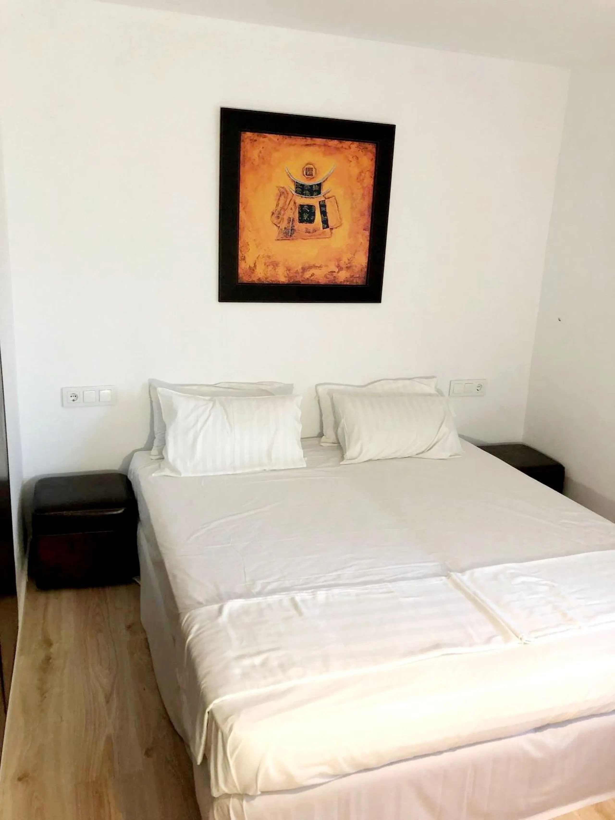 Cozy and bright renovated corner apartment with 2 bedrooms in Benamara, Estepona, just 200 meters from the beach. The property offers an open-plan kitchen, two bedrooms, a bathroom and a comfortable terrace. The gated community features a beautiful swimmi