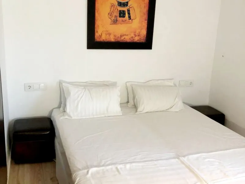Cozy and bright renovated corner apartment with 2 bedrooms in Benamara, Estepona, just 200 meters from the beach. The property offers an open-plan kitchen, two bedrooms, a bathroom and a comfortable terrace. The gated community features a beautiful swimmi