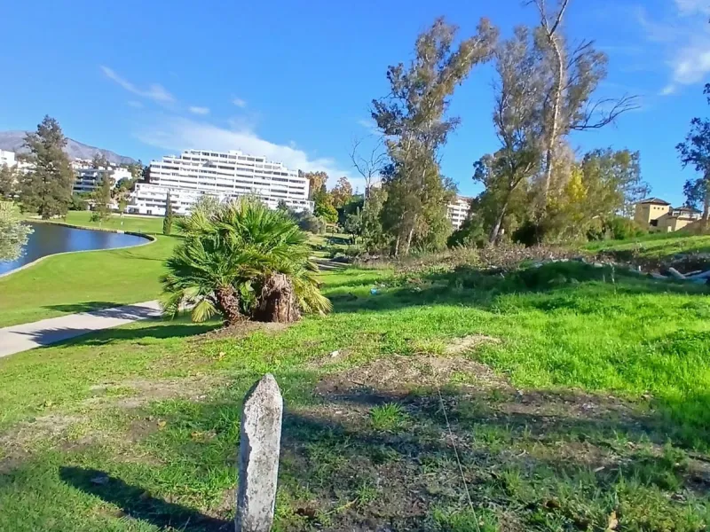 Urban Plot with Completed Project and Building Permit in Effect – Guadalmina Golf Course Frontline