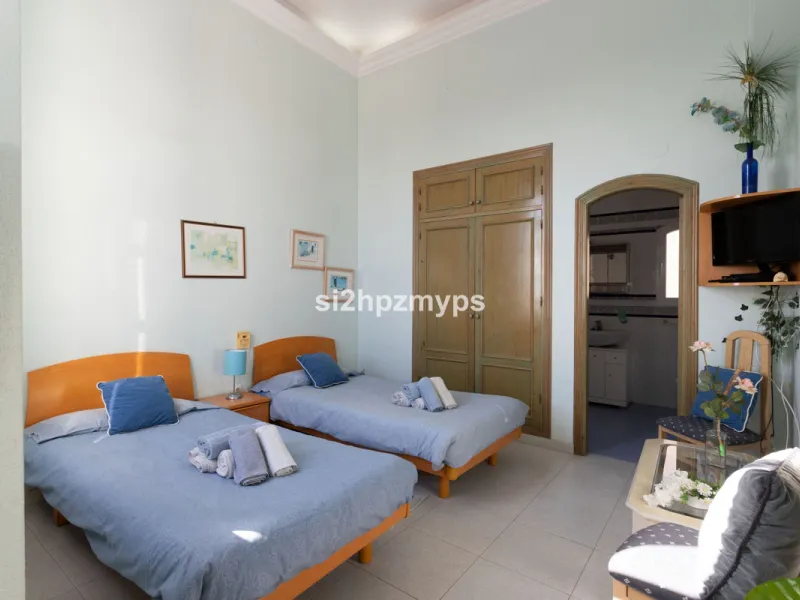 Große Villa in Torrox mit Tennisplatz und guten Geschäftsmöglichkeiten