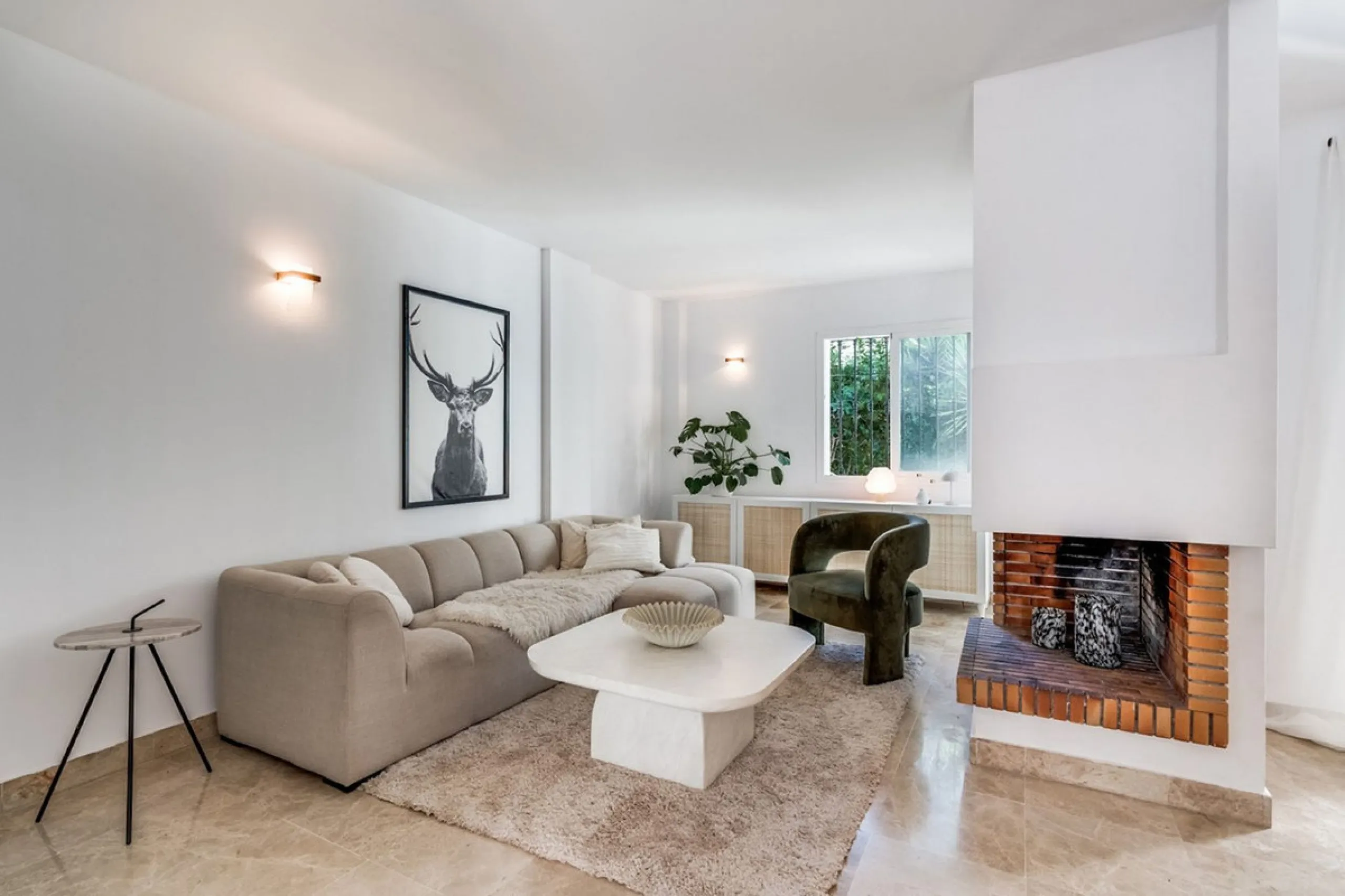 Discover this magnificent three-storey home, recently renovated and designed for both year-round living and rental investment. It offers 4 bedrooms and 4 bathrooms, with bright, well-distributed spaces on every level.