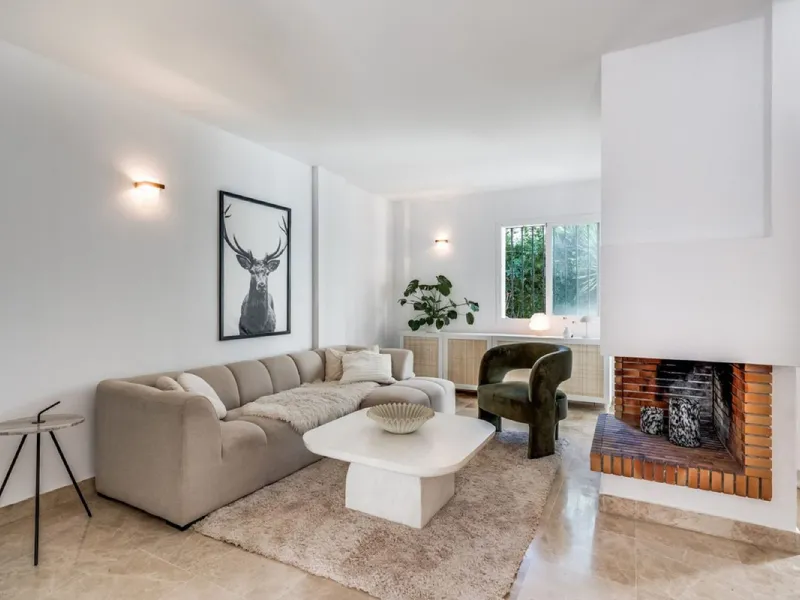 Discover this magnificent three-storey home, recently renovated and designed for both year-round living and rental investment. It offers 4 bedrooms and 4 bathrooms, with bright, well-distributed spaces on every level.