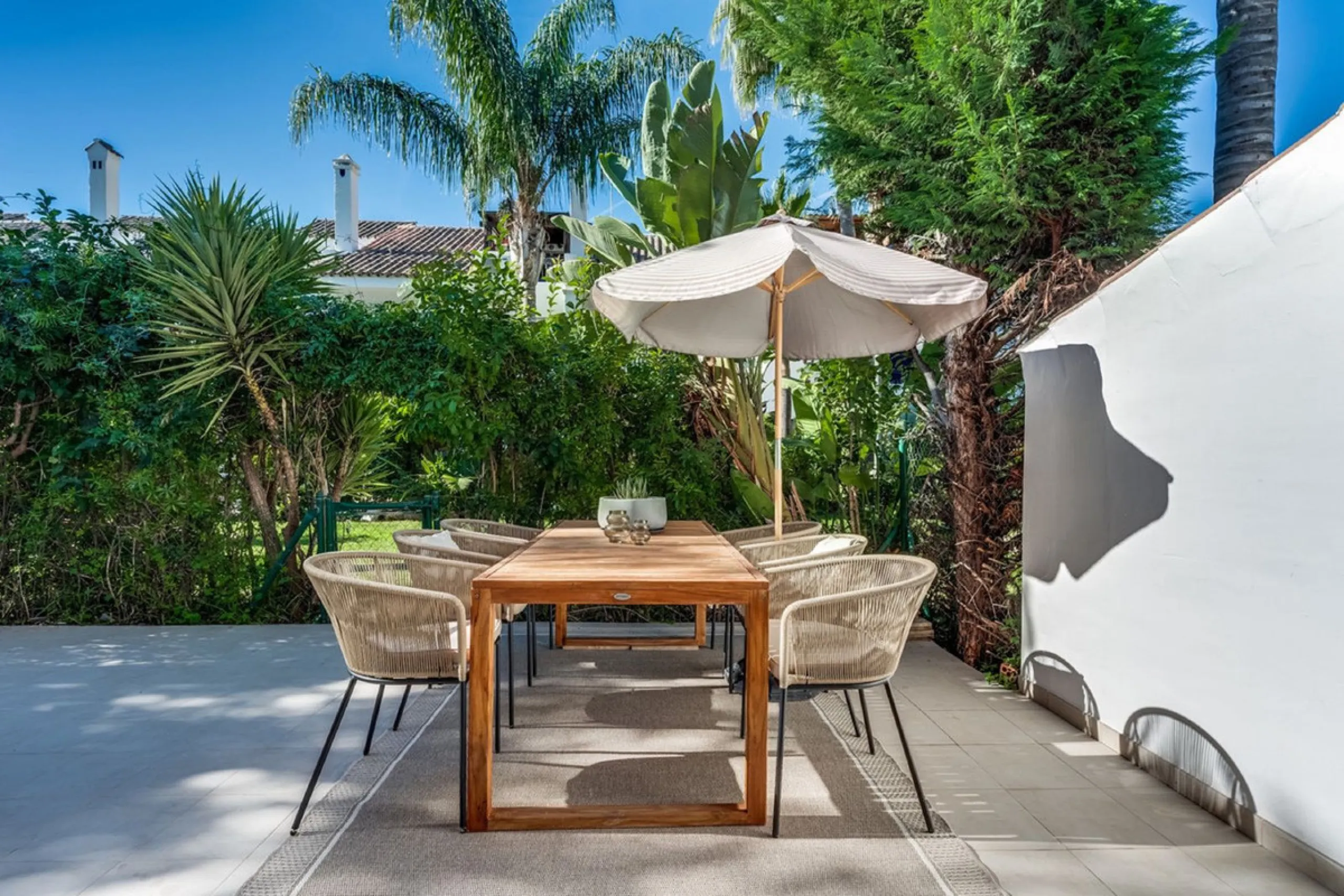 Discover this magnificent three-storey home, recently renovated and designed for both year-round living and rental investment. It offers 4 bedrooms and 4 bathrooms, with bright, well-distributed spaces on every level.
