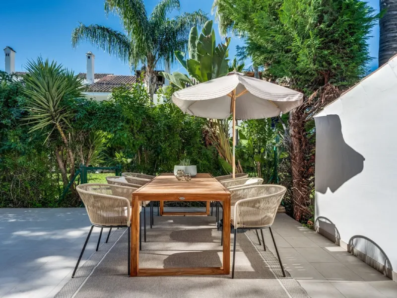 Discover this magnificent three-storey home, recently renovated and designed for both year-round living and rental investment. It offers 4 bedrooms and 4 bathrooms, with bright, well-distributed spaces on every level.