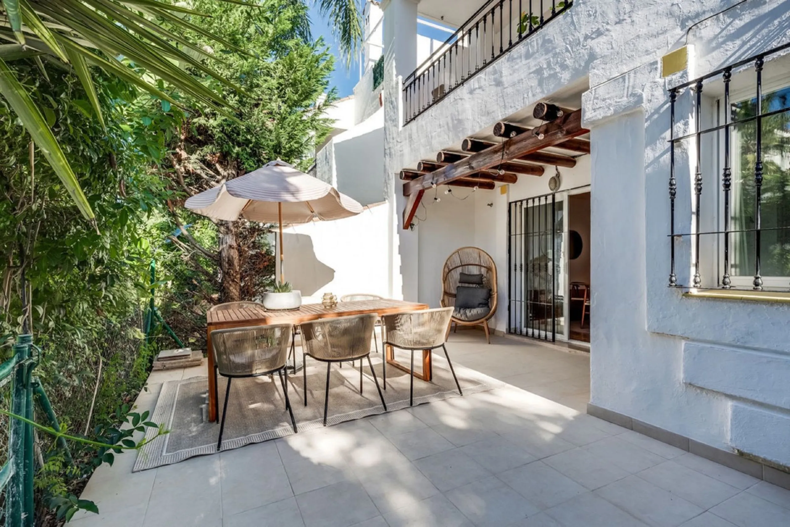Discover this magnificent three-storey home, recently renovated and designed for both year-round living and rental investment. It offers 4 bedrooms and 4 bathrooms, with bright, well-distributed spaces on every level.