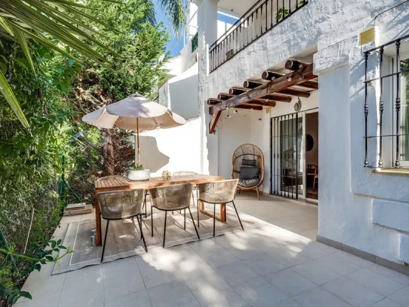 Discover this magnificent three-storey home, recently renovated and designed for both year-round living and rental investment. It offers 4 bedrooms and 4 bathrooms, with bright, well-distributed spaces on every level.