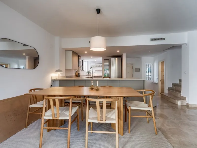 Discover this magnificent three-storey home, recently renovated and designed for both year-round living and rental investment. It offers 4 bedrooms and 4 bathrooms, with bright, well-distributed spaces on every level.