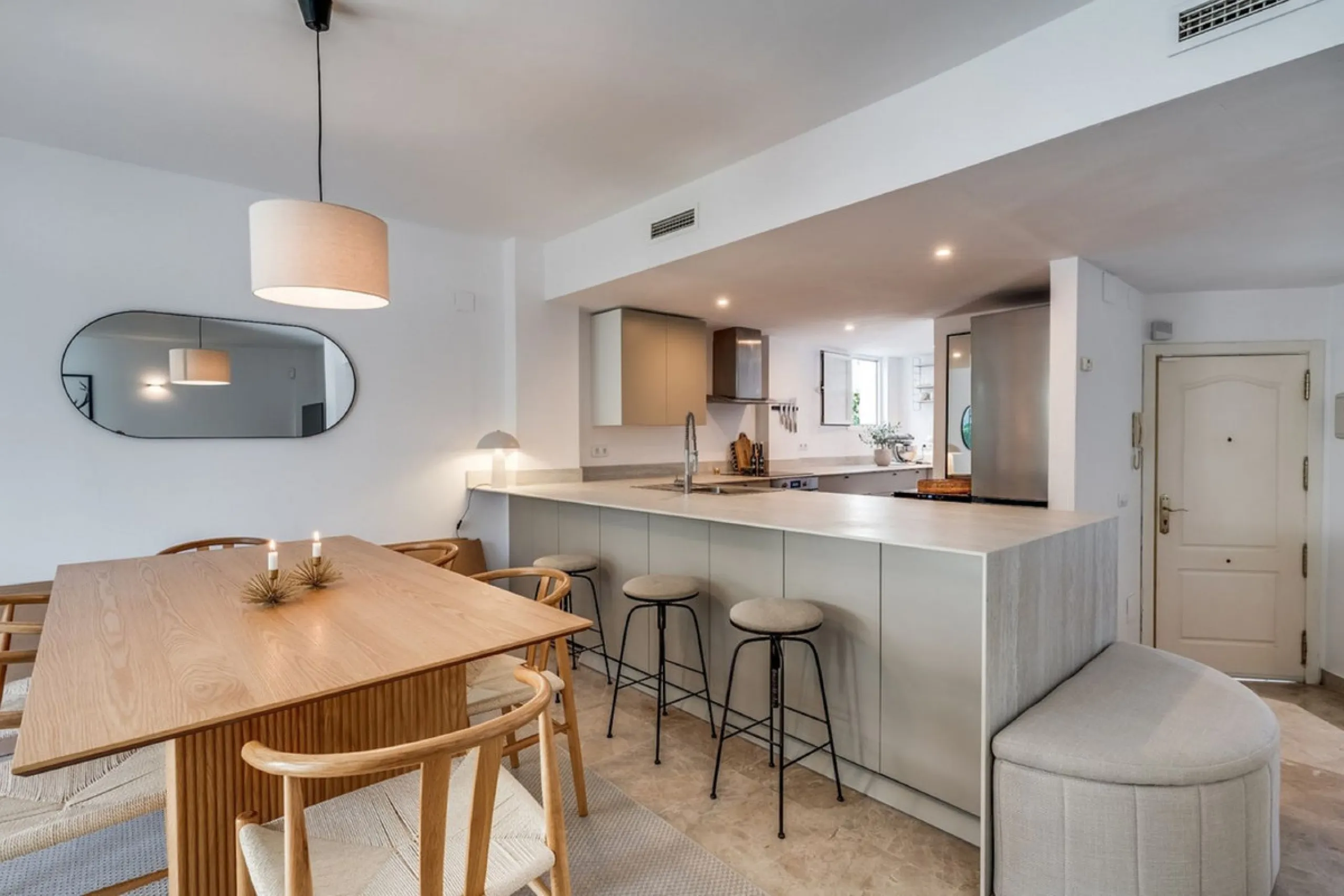 Discover this magnificent three-storey home, recently renovated and designed for both year-round living and rental investment. It offers 4 bedrooms and 4 bathrooms, with bright, well-distributed spaces on every level.