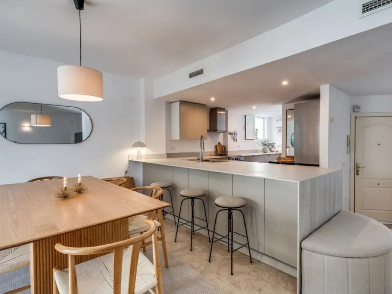 Discover this magnificent three-storey home, recently renovated and designed for both year-round living and rental investment. It offers 4 bedrooms and 4 bathrooms, with bright, well-distributed spaces on every level.