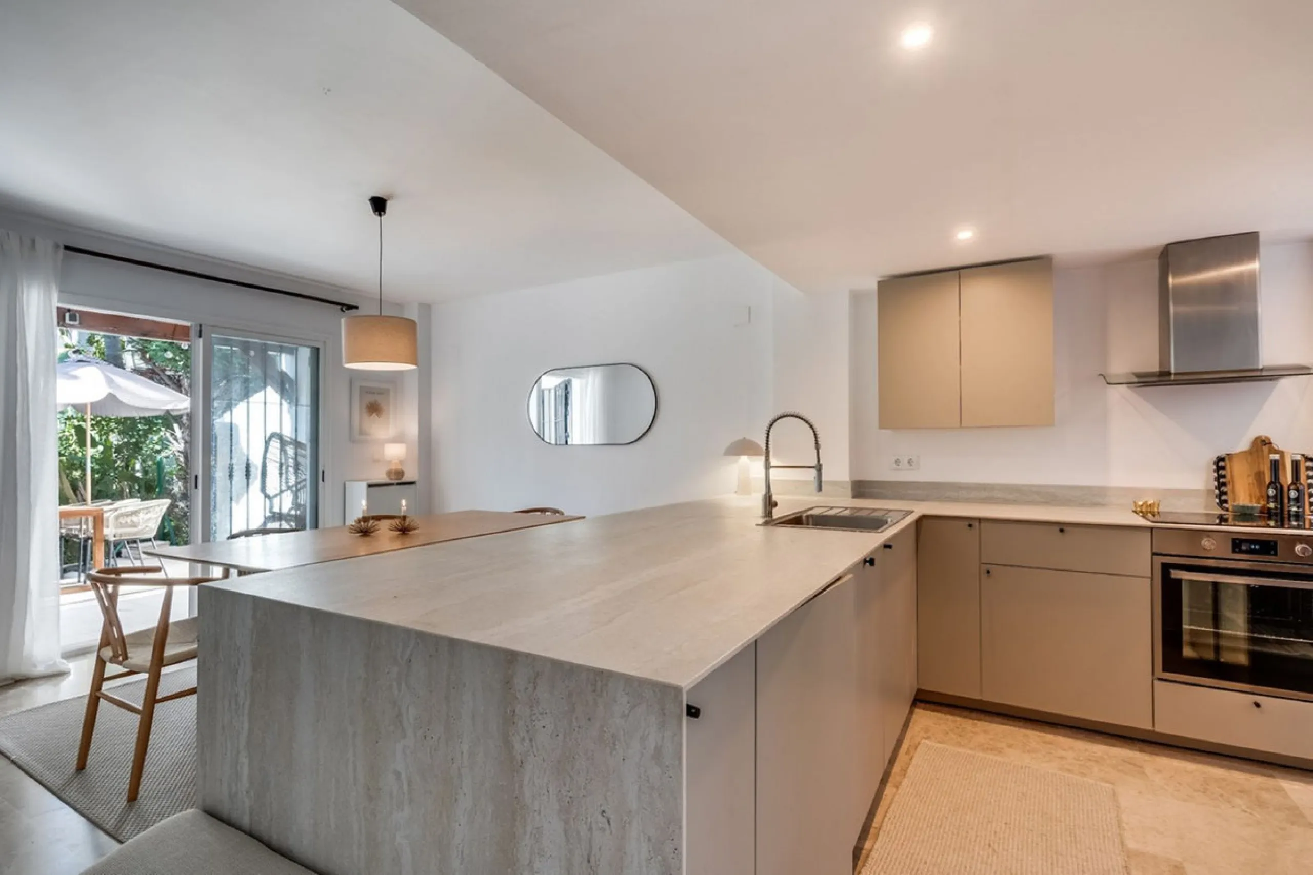 Discover this magnificent three-storey home, recently renovated and designed for both year-round living and rental investment. It offers 4 bedrooms and 4 bathrooms, with bright, well-distributed spaces on every level.