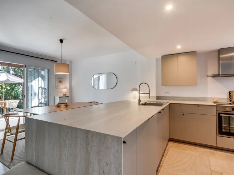 Discover this magnificent three-storey home, recently renovated and designed for both year-round living and rental investment. It offers 4 bedrooms and 4 bathrooms, with bright, well-distributed spaces on every level.