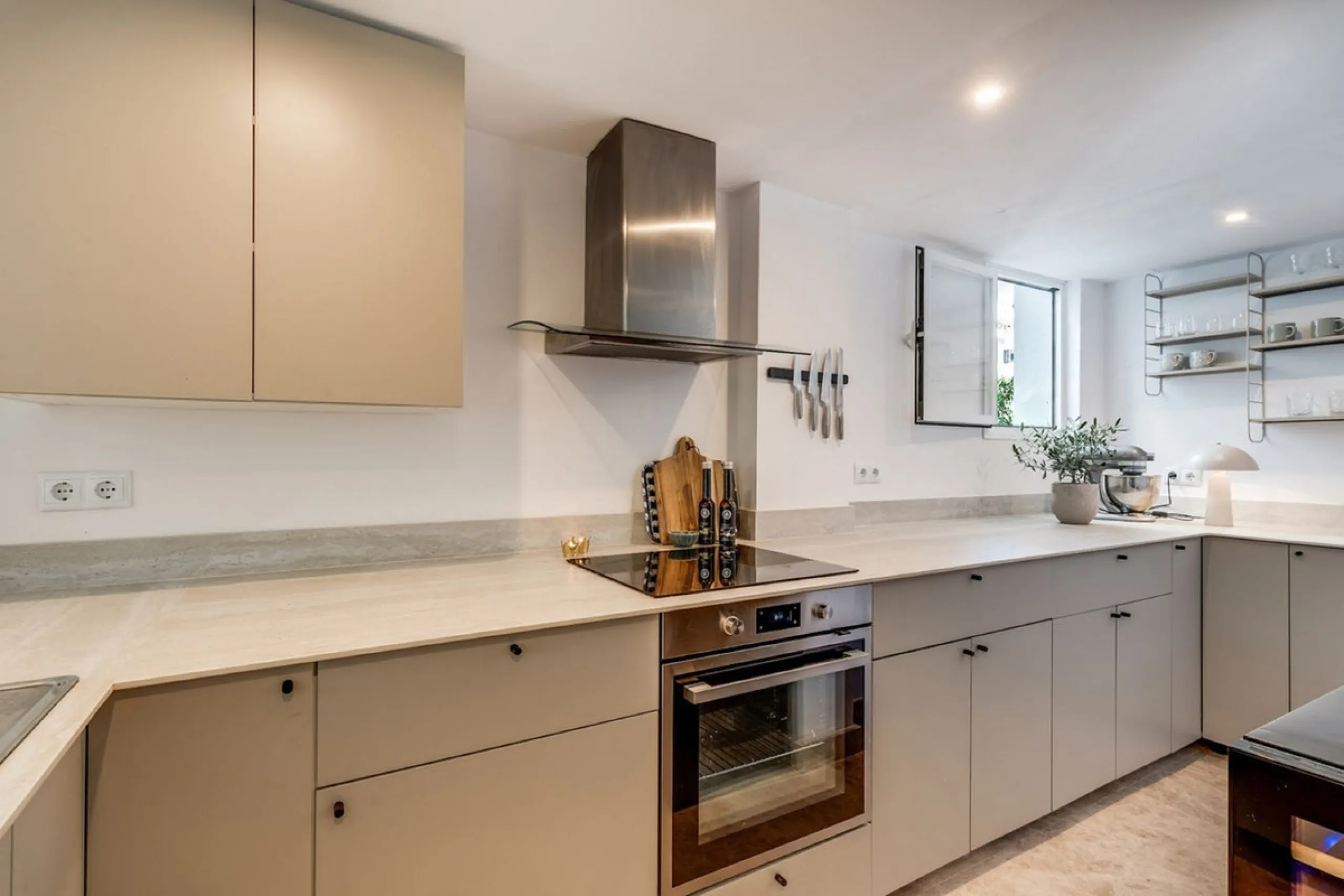 Discover this magnificent three-storey home, recently renovated and designed for both year-round living and rental investment. It offers 4 bedrooms and 4 bathrooms, with bright, well-distributed spaces on every level.