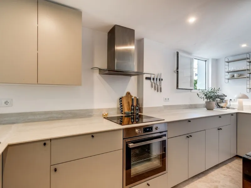 Discover this magnificent three-storey home, recently renovated and designed for both year-round living and rental investment. It offers 4 bedrooms and 4 bathrooms, with bright, well-distributed spaces on every level.