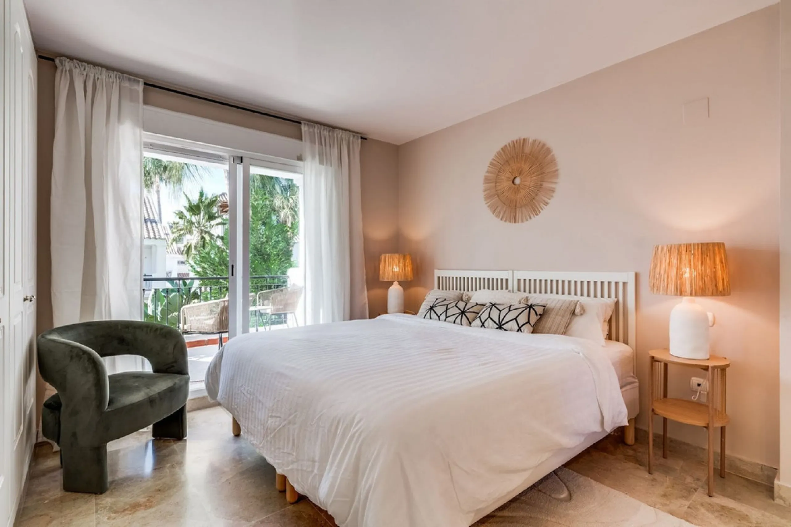 Discover this magnificent three-storey home, recently renovated and designed for both year-round living and rental investment. It offers 4 bedrooms and 4 bathrooms, with bright, well-distributed spaces on every level.