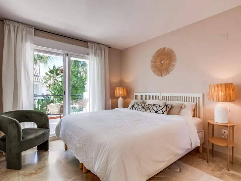 Discover this magnificent three-storey home, recently renovated and designed for both year-round living and rental investment. It offers 4 bedrooms and 4 bathrooms, with bright, well-distributed spaces on every level.