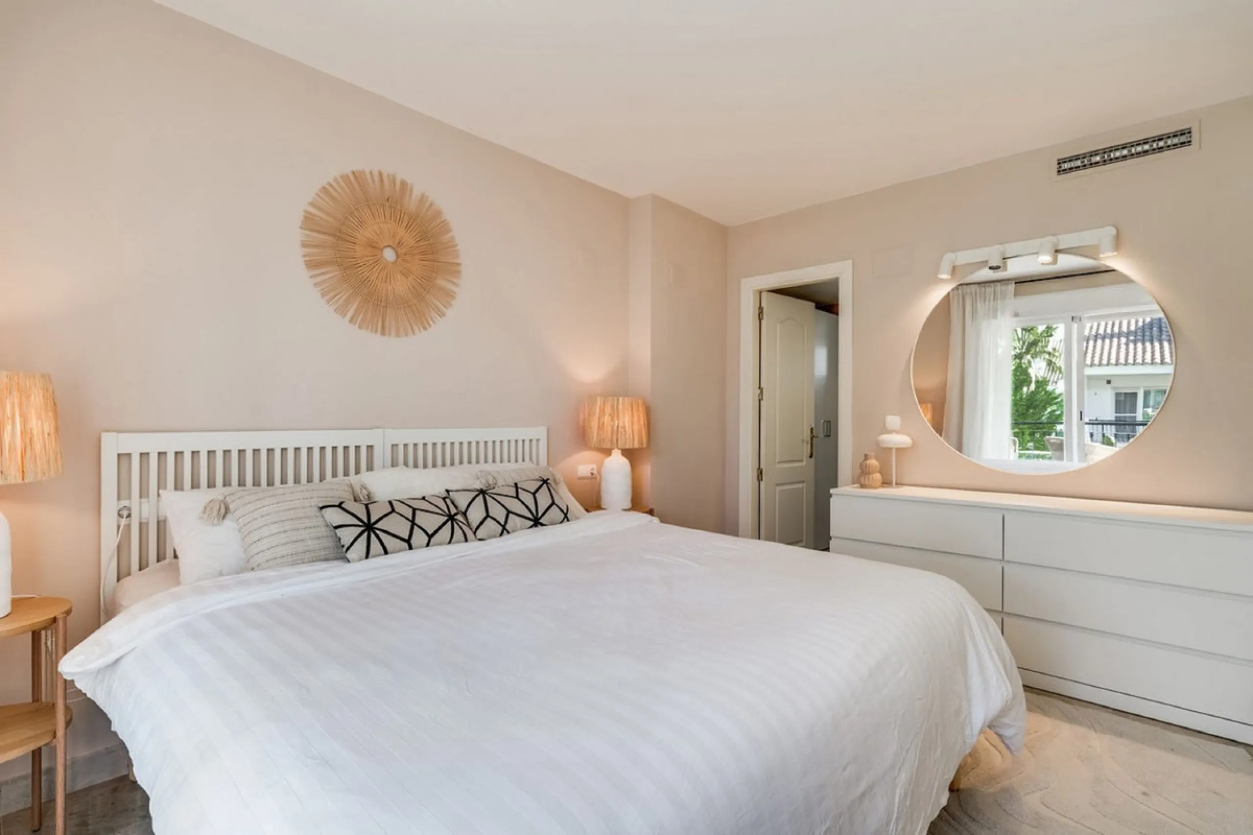 Discover this magnificent three-storey home, recently renovated and designed for both year-round living and rental investment. It offers 4 bedrooms and 4 bathrooms, with bright, well-distributed spaces on every level.