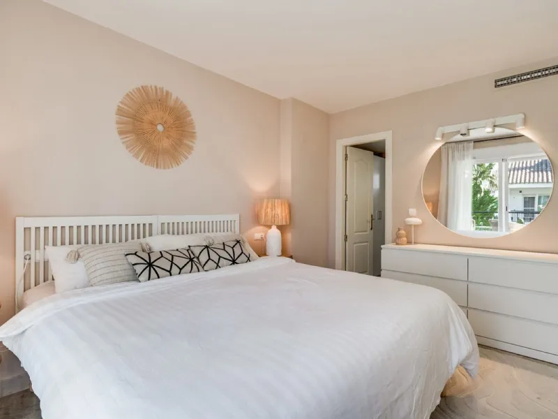 Discover this magnificent three-storey home, recently renovated and designed for both year-round living and rental investment. It offers 4 bedrooms and 4 bathrooms, with bright, well-distributed spaces on every level.