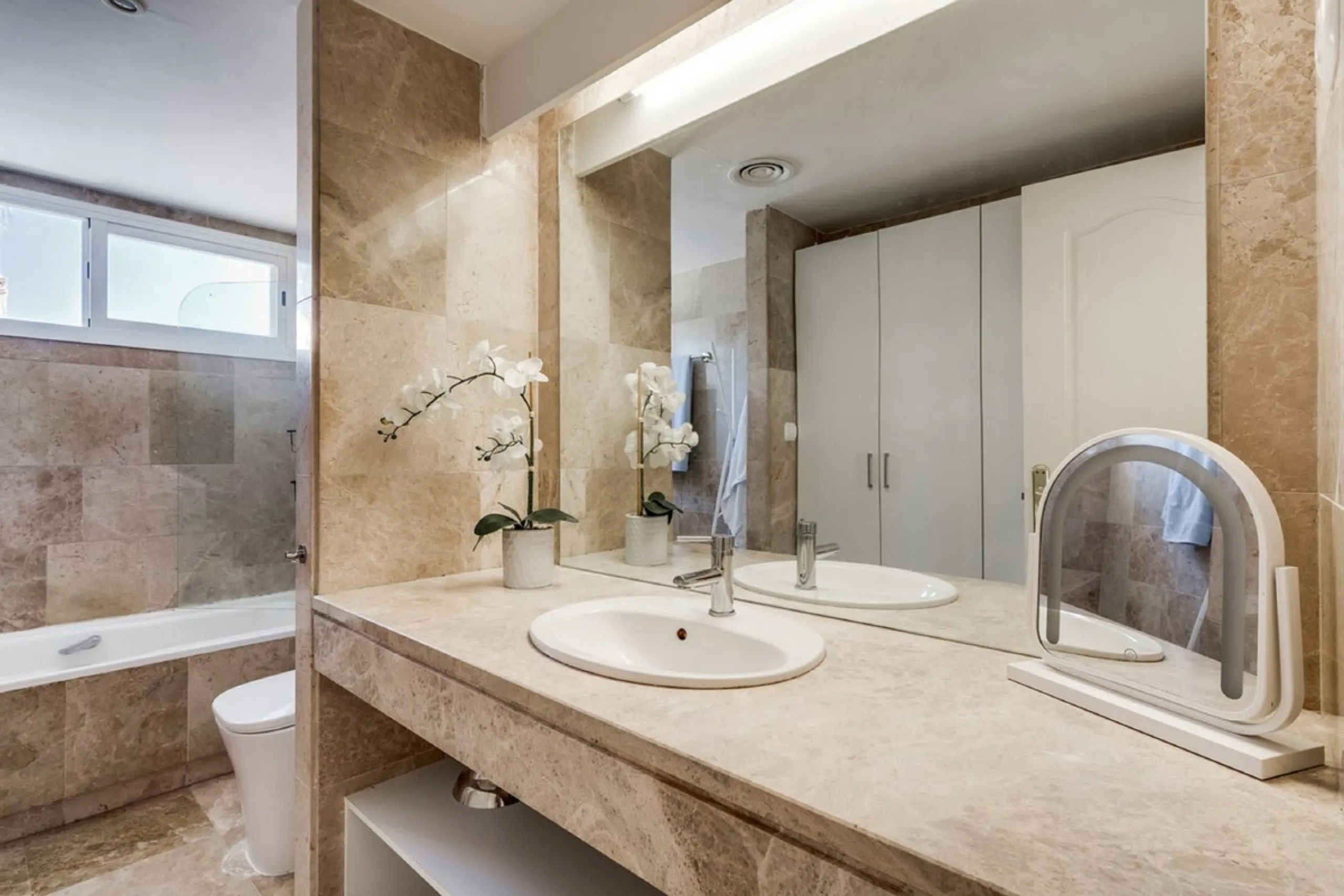 Discover this magnificent three-storey home, recently renovated and designed for both year-round living and rental investment. It offers 4 bedrooms and 4 bathrooms, with bright, well-distributed spaces on every level.