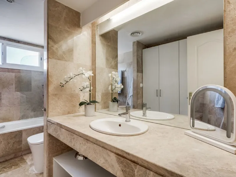 Discover this magnificent three-storey home, recently renovated and designed for both year-round living and rental investment. It offers 4 bedrooms and 4 bathrooms, with bright, well-distributed spaces on every level.