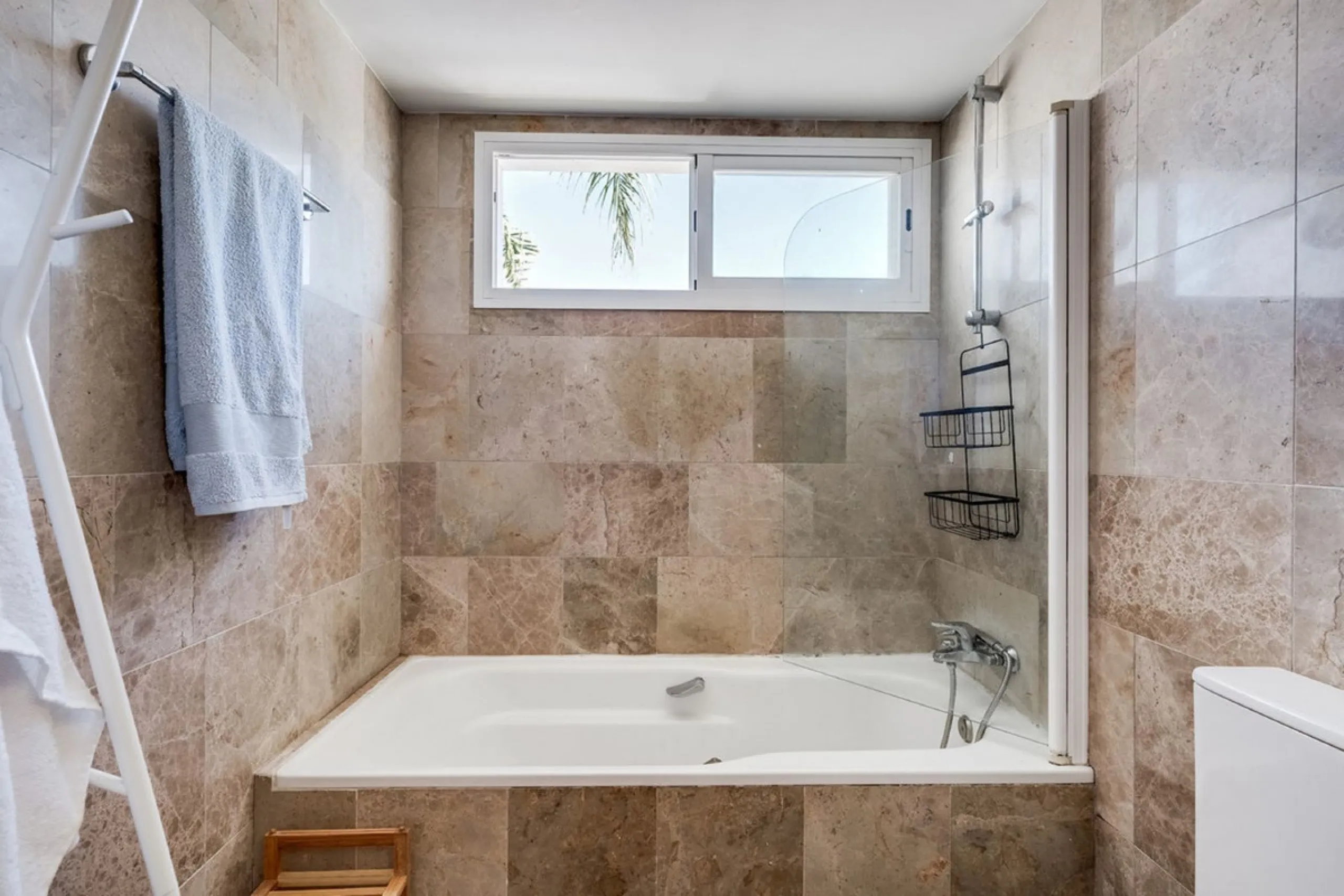 Discover this magnificent three-storey home, recently renovated and designed for both year-round living and rental investment. It offers 4 bedrooms and 4 bathrooms, with bright, well-distributed spaces on every level.
