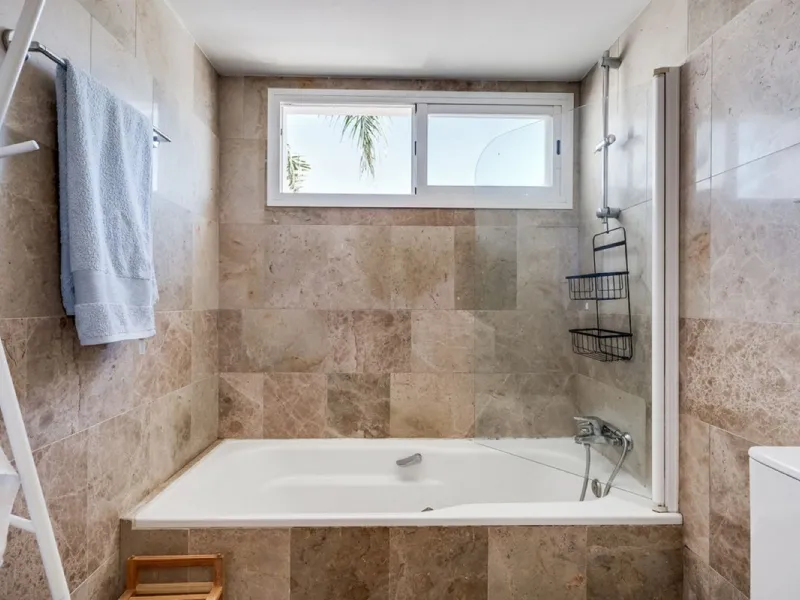 Discover this magnificent three-storey home, recently renovated and designed for both year-round living and rental investment. It offers 4 bedrooms and 4 bathrooms, with bright, well-distributed spaces on every level.