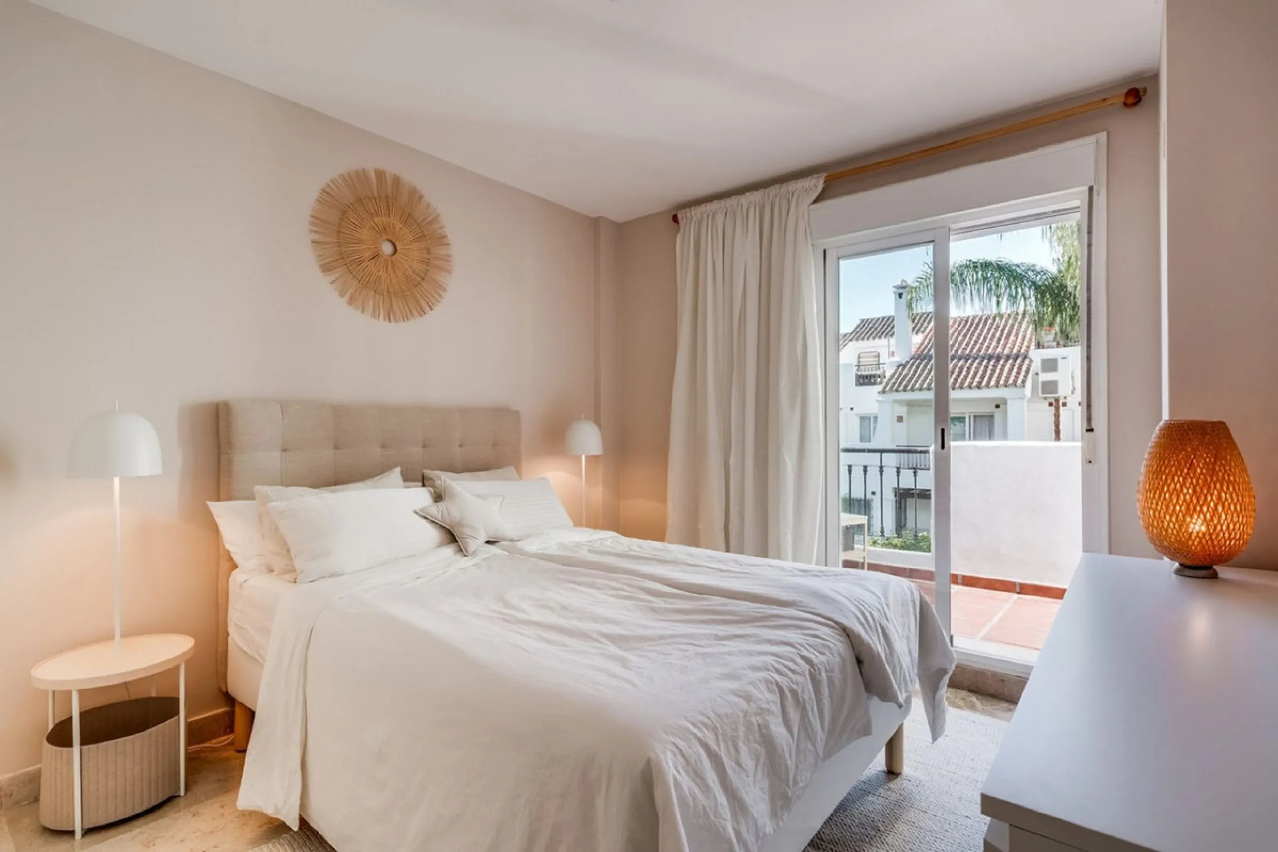 Discover this magnificent three-storey home, recently renovated and designed for both year-round living and rental investment. It offers 4 bedrooms and 4 bathrooms, with bright, well-distributed spaces on every level.