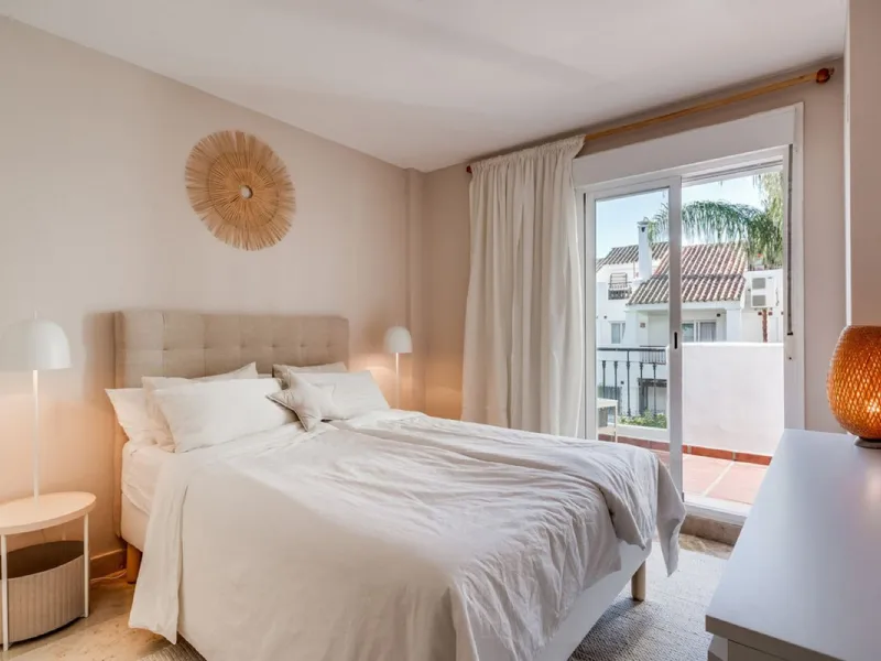 Discover this magnificent three-storey home, recently renovated and designed for both year-round living and rental investment. It offers 4 bedrooms and 4 bathrooms, with bright, well-distributed spaces on every level.