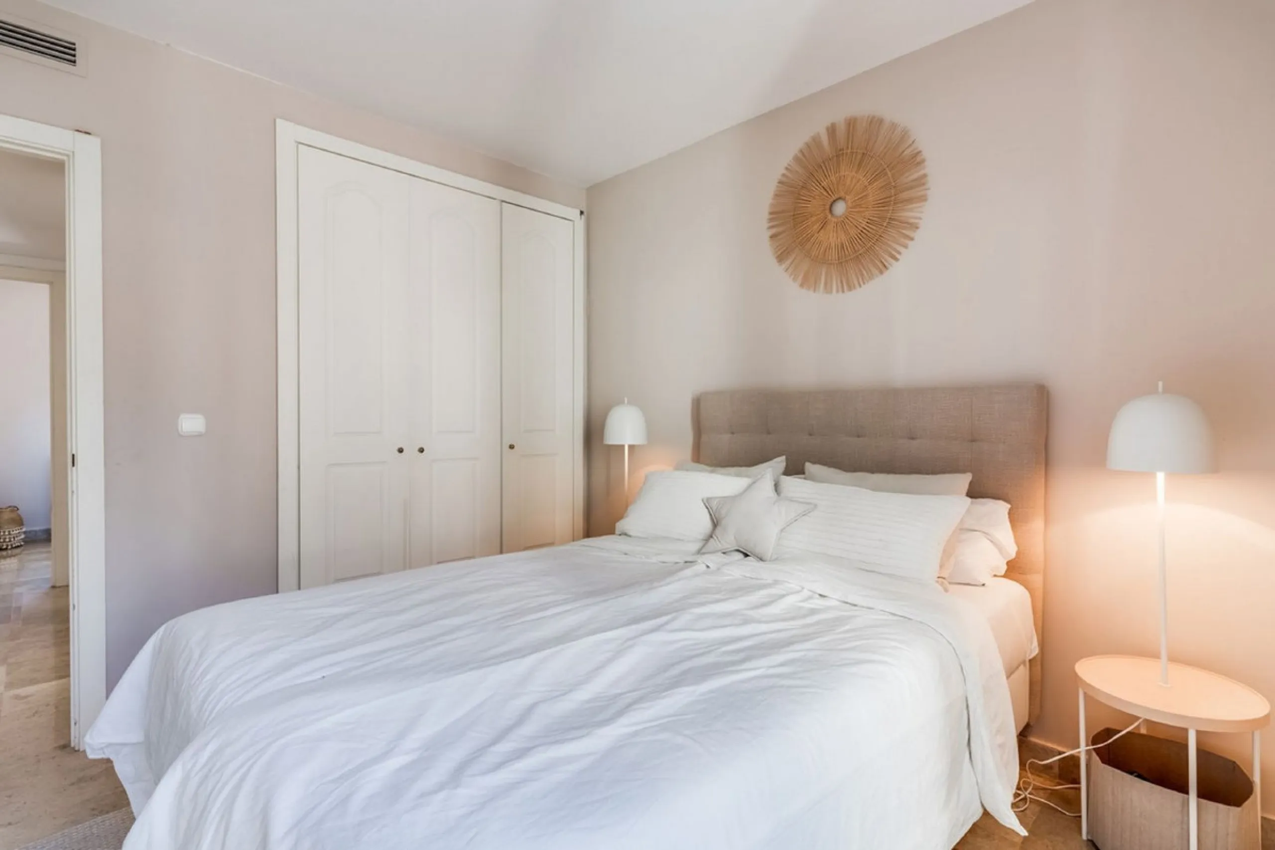 Discover this magnificent three-storey home, recently renovated and designed for both year-round living and rental investment. It offers 4 bedrooms and 4 bathrooms, with bright, well-distributed spaces on every level.
