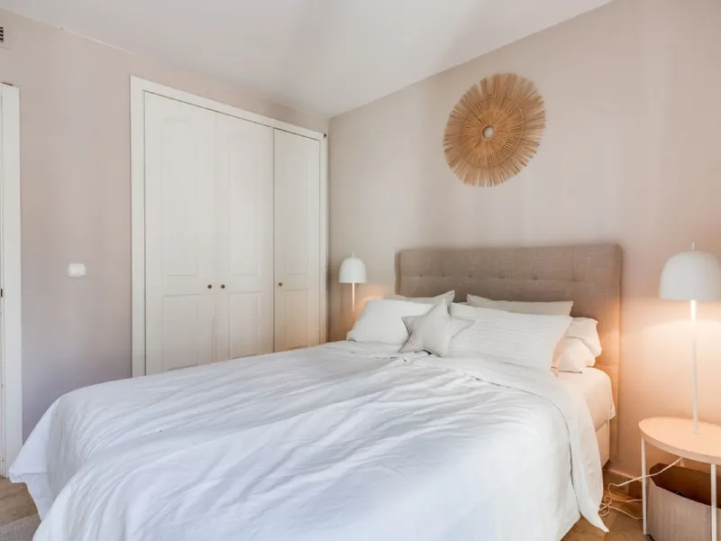 Discover this magnificent three-storey home, recently renovated and designed for both year-round living and rental investment. It offers 4 bedrooms and 4 bathrooms, with bright, well-distributed spaces on every level.