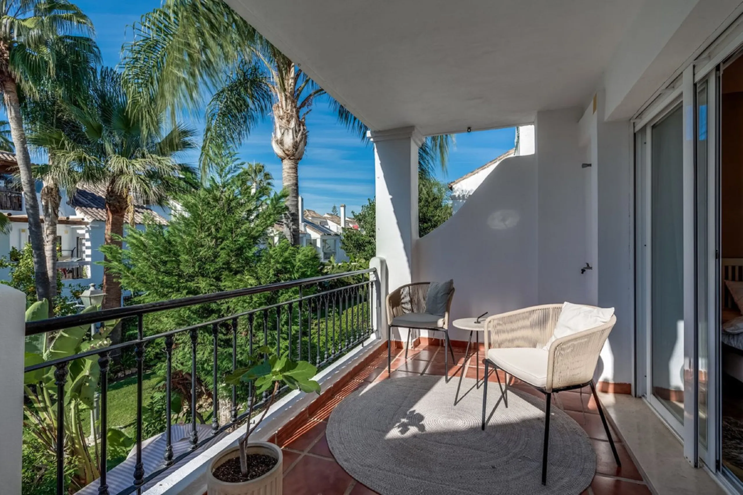 Discover this magnificent three-storey home, recently renovated and designed for both year-round living and rental investment. It offers 4 bedrooms and 4 bathrooms, with bright, well-distributed spaces on every level.
