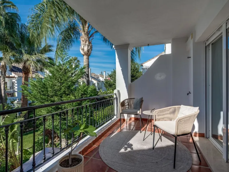 Discover this magnificent three-storey home, recently renovated and designed for both year-round living and rental investment. It offers 4 bedrooms and 4 bathrooms, with bright, well-distributed spaces on every level.
