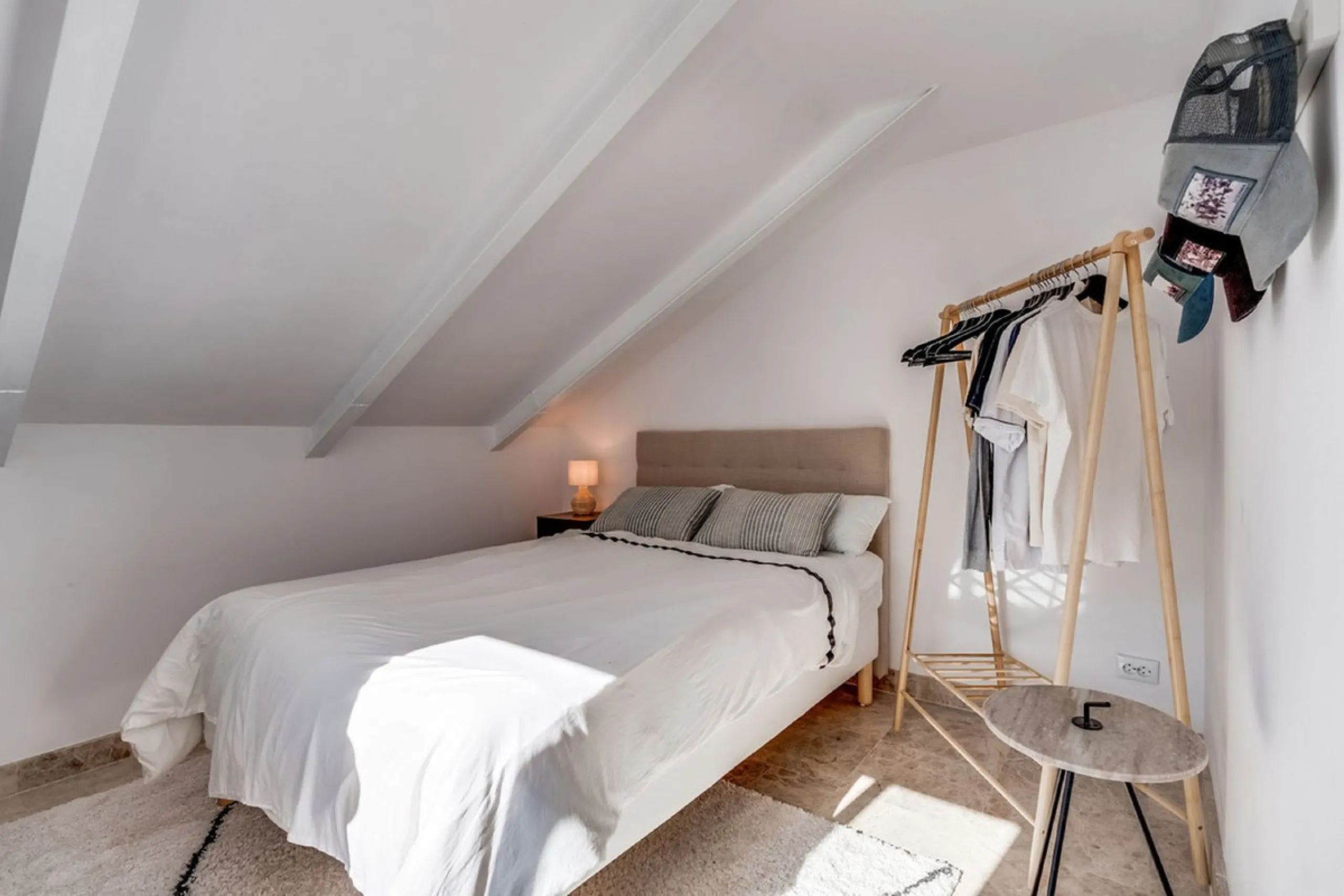 Discover this magnificent three-storey home, recently renovated and designed for both year-round living and rental investment. It offers 4 bedrooms and 4 bathrooms, with bright, well-distributed spaces on every level.