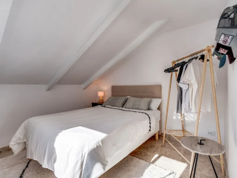 Discover this magnificent three-storey home, recently renovated and designed for both year-round living and rental investment. It offers 4 bedrooms and 4 bathrooms, with bright, well-distributed spaces on every level.