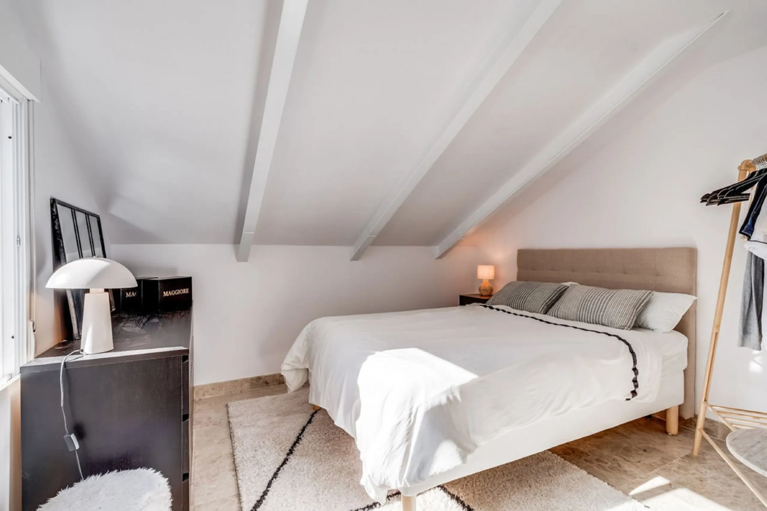 Discover this magnificent three-storey home, recently renovated and designed for both year-round living and rental investment. It offers 4 bedrooms and 4 bathrooms, with bright, well-distributed spaces on every level.