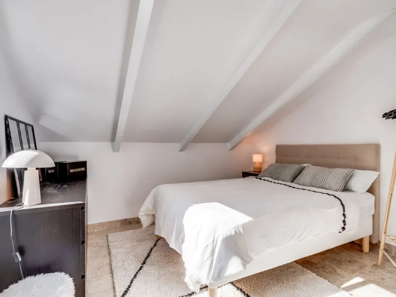 Discover this magnificent three-storey home, recently renovated and designed for both year-round living and rental investment. It offers 4 bedrooms and 4 bathrooms, with bright, well-distributed spaces on every level.