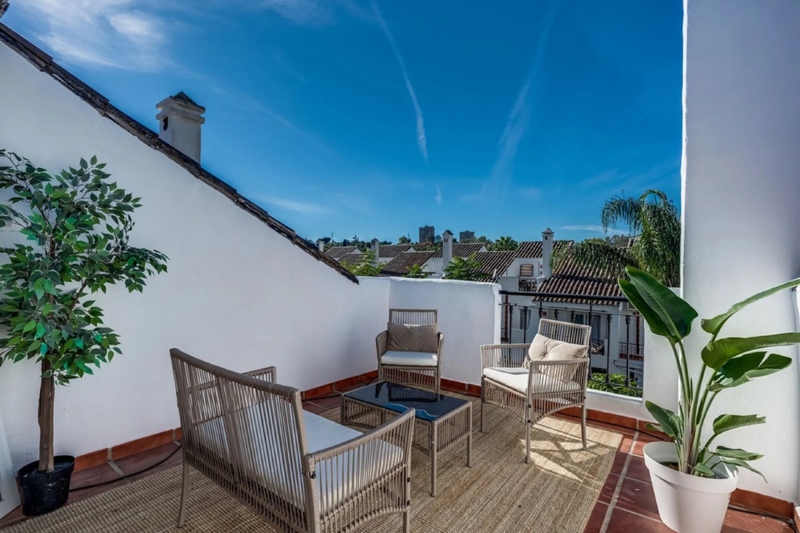 Discover this magnificent three-storey home, recently renovated and designed for both year-round living and rental investment. It offers 4 bedrooms and 4 bathrooms, with bright, well-distributed spaces on every level.