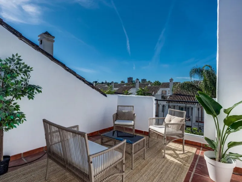 Discover this magnificent three-storey home, recently renovated and designed for both year-round living and rental investment. It offers 4 bedrooms and 4 bathrooms, with bright, well-distributed spaces on every level.