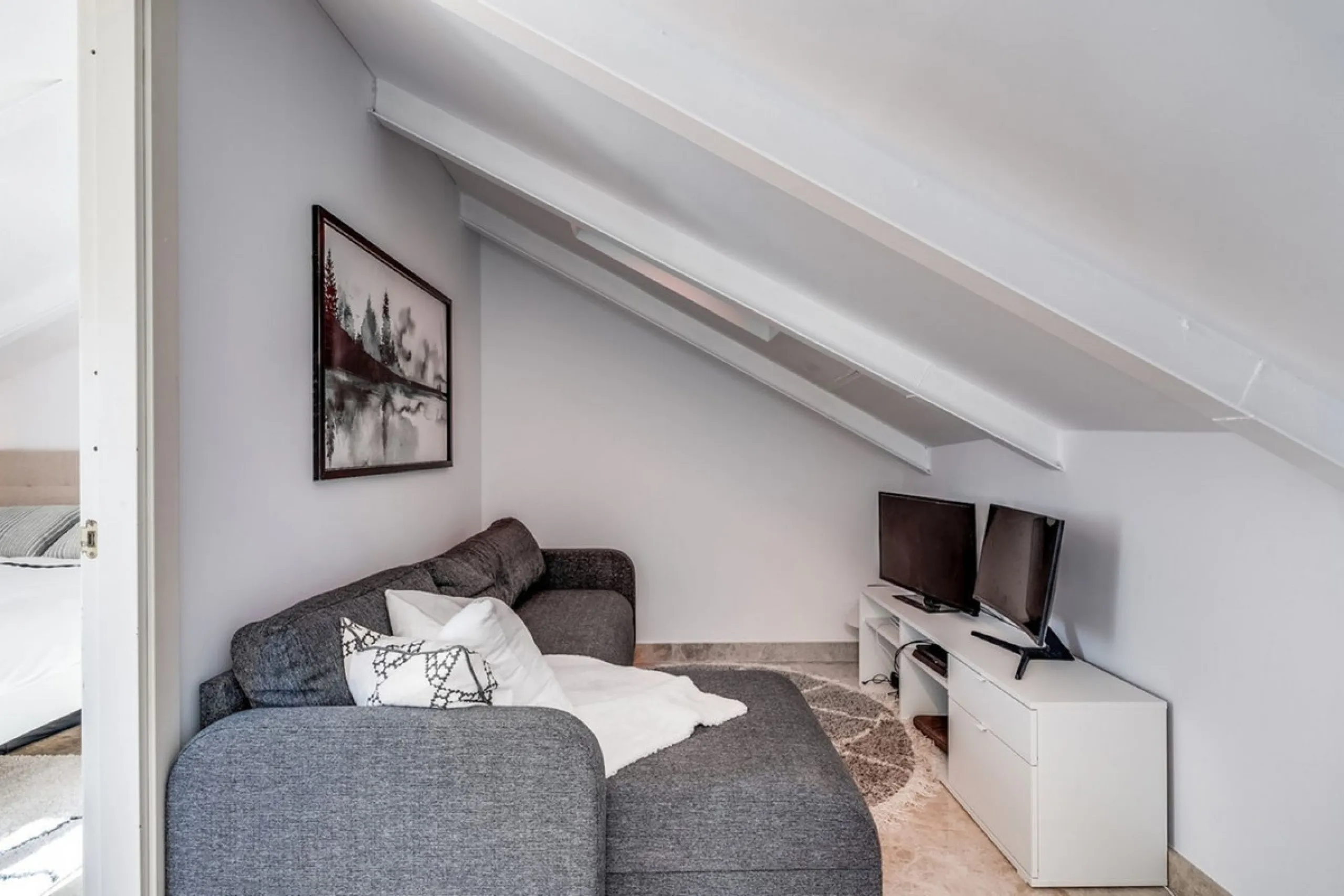 Discover this magnificent three-storey home, recently renovated and designed for both year-round living and rental investment. It offers 4 bedrooms and 4 bathrooms, with bright, well-distributed spaces on every level.