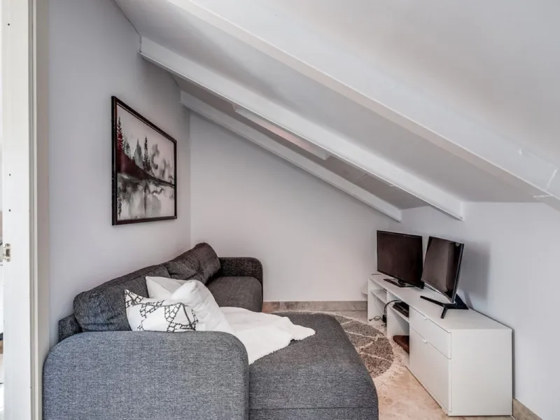 Discover this magnificent three-storey home, recently renovated and designed for both year-round living and rental investment. It offers 4 bedrooms and 4 bathrooms, with bright, well-distributed spaces on every level.