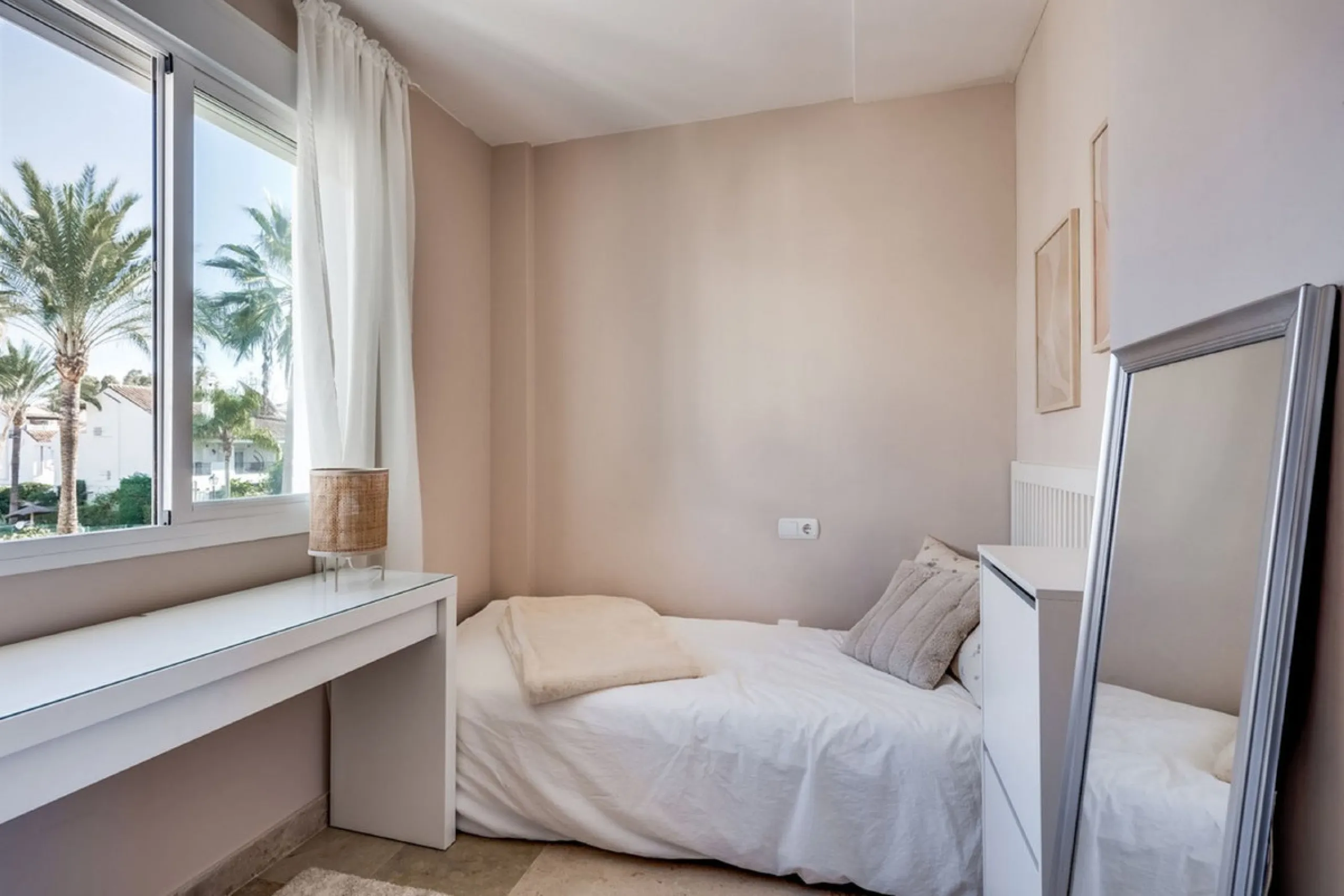 Discover this magnificent three-storey home, recently renovated and designed for both year-round living and rental investment. It offers 4 bedrooms and 4 bathrooms, with bright, well-distributed spaces on every level.