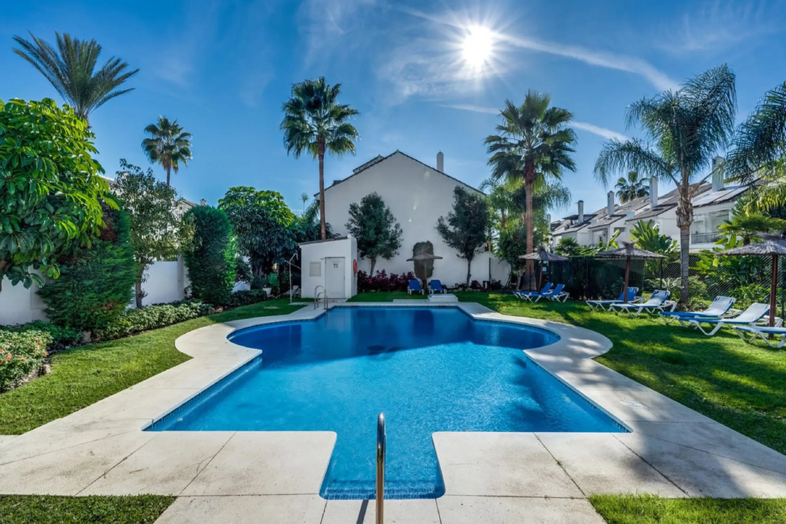 Discover this magnificent three-storey home, recently renovated and designed for both year-round living and rental investment. It offers 4 bedrooms and 4 bathrooms, with bright, well-distributed spaces on every level.