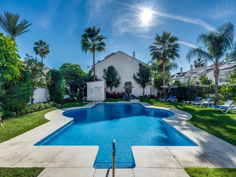 Discover this magnificent three-storey home, recently renovated and designed for both year-round living and rental investment. It offers 4 bedrooms and 4 bathrooms, with bright, well-distributed spaces on every level.